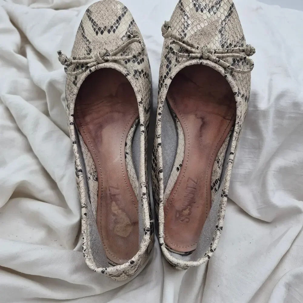 Schutz ballet flats snakeskin embossed leather pattern and a bow detail sz 5.5B